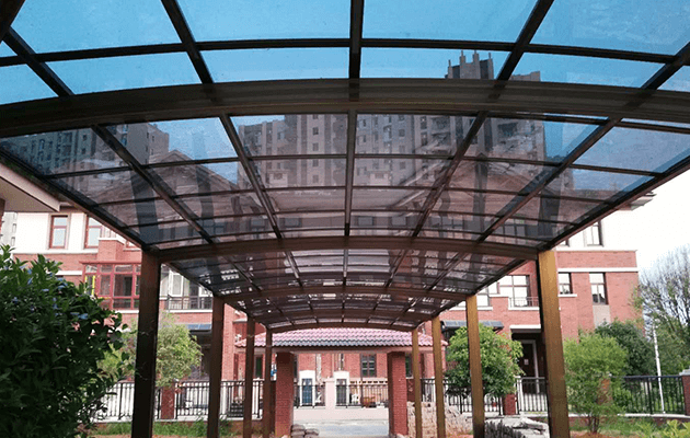 汽車坡道鋼結(jié)構(gòu)玻璃雨棚