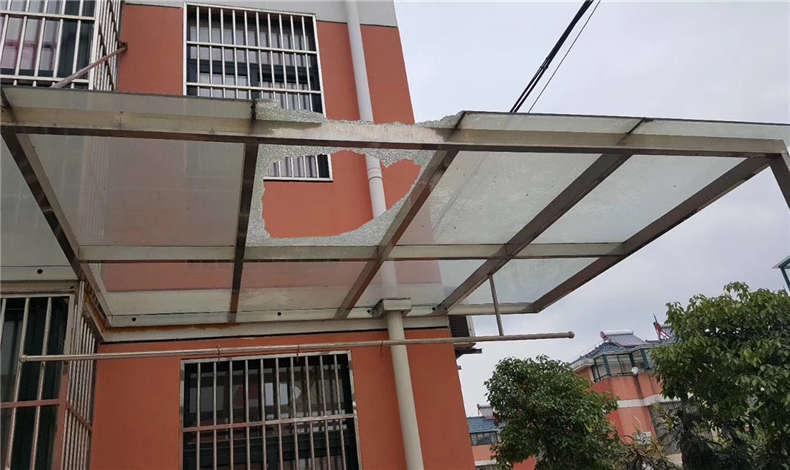 刮大風(fēng)，車被車棚上的磚砸了，物業(yè)有責(zé)任嗎？ 