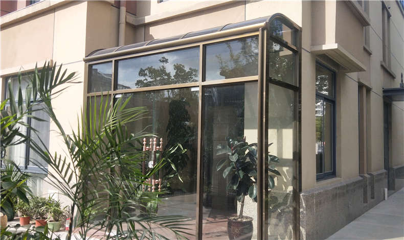 時(shí)尚美觀的側(cè)面封板雨棚