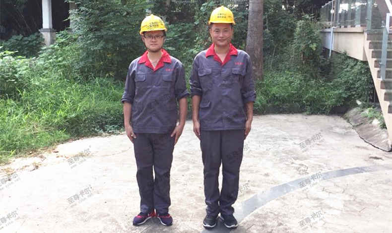 眾率董事長（韓俊峰）親自到安裝第一線和安裝兄弟們并肩戰(zhàn)斗！