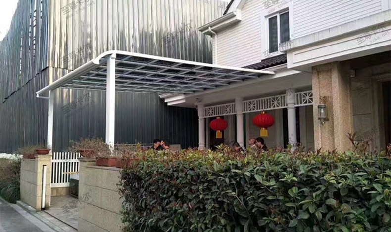 在家里安裝耐力板雨棚圖片案例，方便生活，方便家人