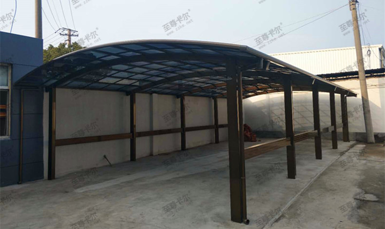 為解決員工需求，這些公司單位統一建造電動車車棚