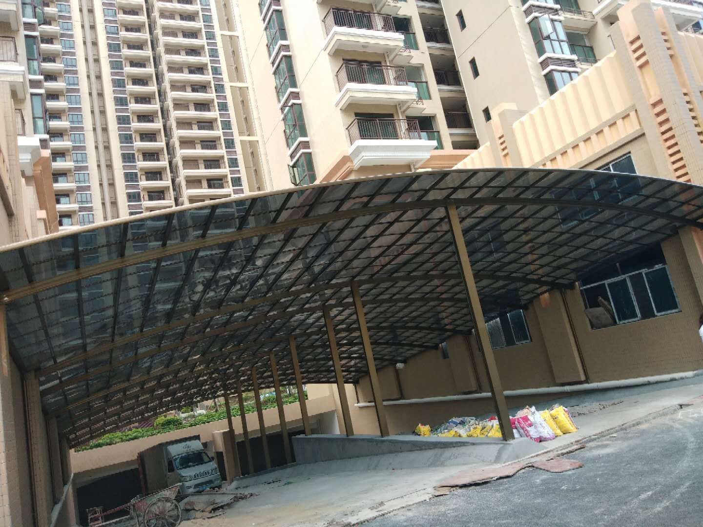 地下車庫出入口雨棚效果圖大全，不僅堅固耐用還很美觀