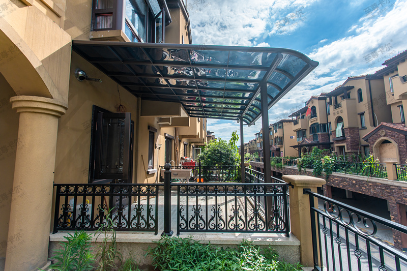 聚碳酸酯板雨棚不耐用？那是你不會選聚碳酸酯板