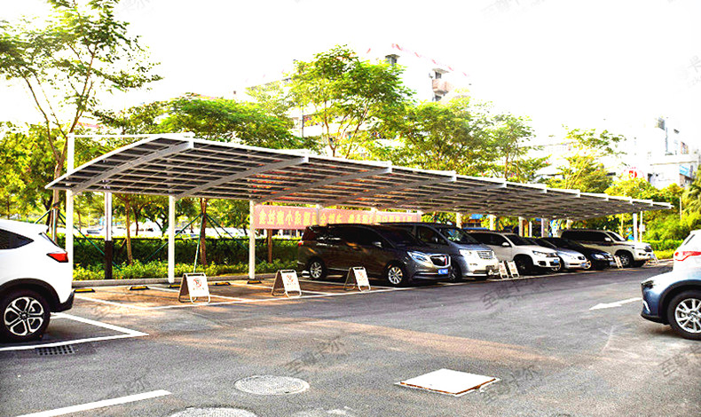停車棚生產廠家如何選擇？耐力板廠家給你答案