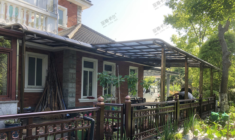 家里庭院搭建雨棚，選擇耐力板雨棚，更具現代氣息