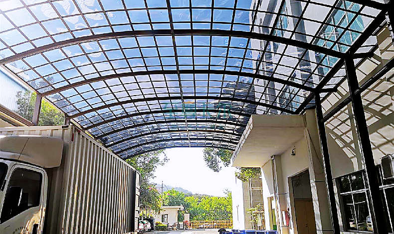 陽光雨棚建議裝這種材質(zhì)，高透光，不易碎，能用20年